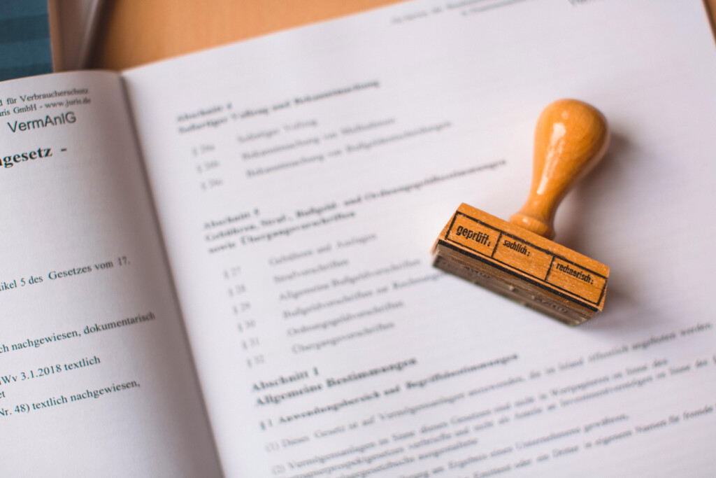 Stempel auf Gesetzestext mit den Aufdrucken geprüft, sachlich und rechtmäßig.