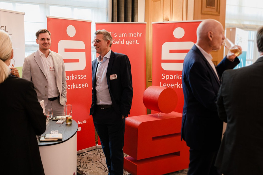 Wirtschaftsempfang 2026 mit Vertretern der Sparkasse Leverkusen, Networking-Atmosphäre und Informationsaustausch.