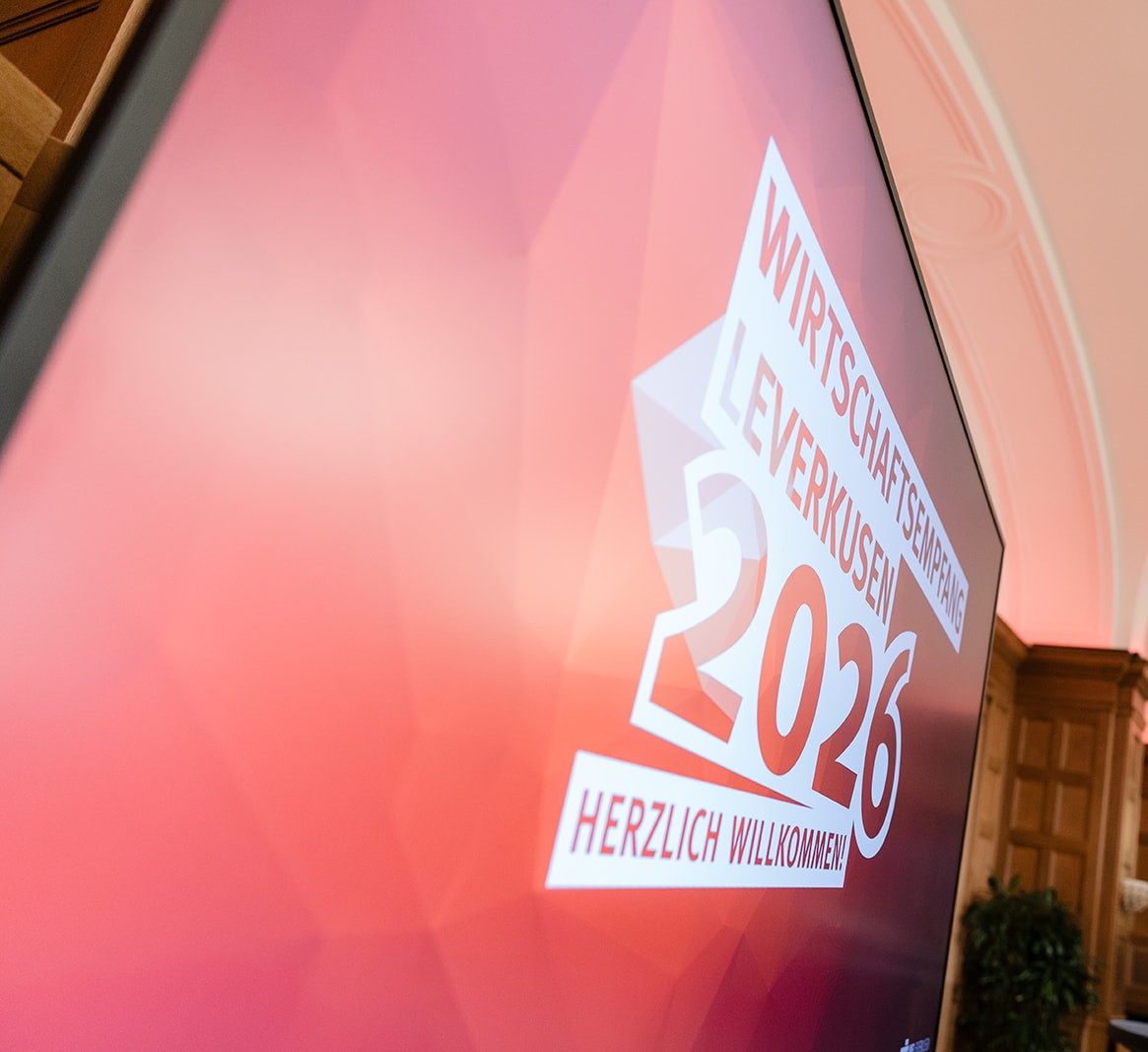Wirtschaftsempfang 2026 in Leverkusen, Willkommenstafel auf einem Bildschirm