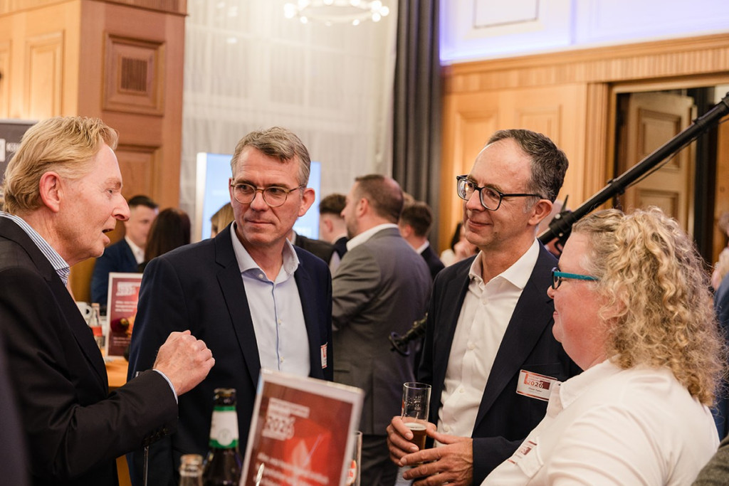 Networking beim Wirtschaftsempfang 2026 in Leverkusen, Teilnehmer im Gespräch an Stehtischen mit Getränken.